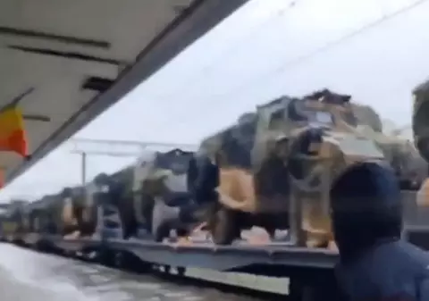 Un tren cu blindate turcești trimise pe frontul din Ucraina a fost filmat în tranzit prin România | VIDEO