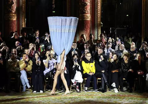 „Rochiile plutitoare” de la Săptămâna Modei de la Paris 2023. Fotomodelele au defilat pe podium în ținute inovatoare