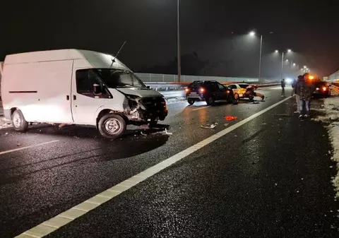 Accident în lanț pe A1, în Sibiu. Șase mașini s-au ciocnit din cauza poleiului, un om a murit