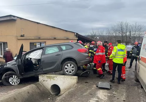 Cinci persoane au fost rănite după ce o mașină şi o ambulanţă s-au ciocnit în Iași