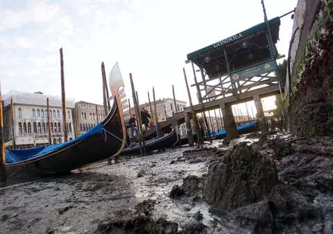 Imagini dezolante din Veneția, unde mai multe canale au secat. Expert italian în climă: „Avem nevoie de 50 de zile cu ploaie”