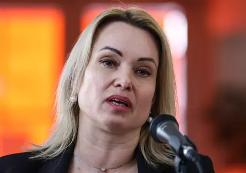 Jurnalista rusă Marina Ovsiannikova, despre fuga în Franța: „Am schimbat șapte mașini. Lângă graniță, ne-am blocat în noroi, pe câmp, și am luat-o pe jos. Ne-am orientat după stele”