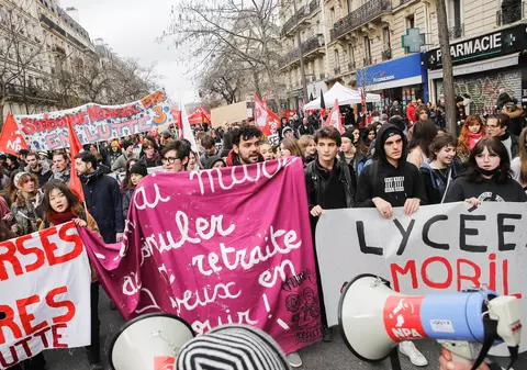 Sute de mii de francezi au protestat sâmbătă față de creșterea vârstei de pensionare. Sindicatele amenință că „vor închide” țara