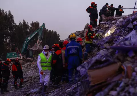 198 de ore sub dărâmături. Povestea de supraviețuire a doi frați, salvați de sub ruine, în Turcia