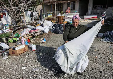 Supraviețuitorii cutremurului din Turcia se plâng că nu au primit un adăpost nici după trei săptămâni. Unii dorm pe cărămizi, sub folii de plastic