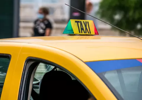 O gălățeancă, refuzată de taximetriști pe motiv că are prea mulți copii și nu încap în mașină: „Ne-a lăsat în stradă și a plecat"