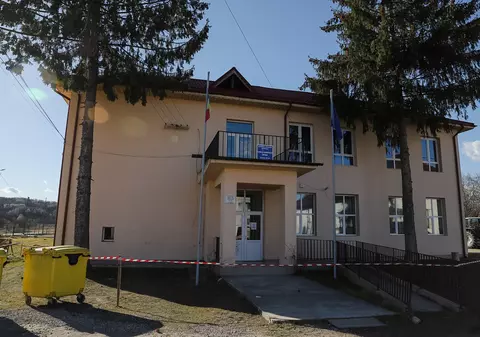 Banca Europeană de investiții confirmă că a dat bani pentru renovarea unei școli din Gorj care urmează să fie dărâmată. „Cunoaștem speța și o urmărim”