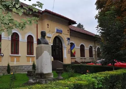 Profesor acuzat că a vrut să-i taie degetul unui elev de 8 ani, la Târgu Jiu. Ce explicație a oferit dascălul