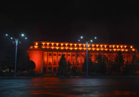 Palatul Victoria, luminat în portocaliu de Ziua Mondială a Luptei împotriva Cancerului