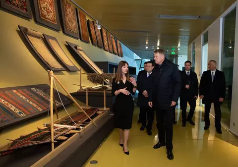 Preşedintele Klaus Iohannis a vizitat Muzeul Covorului de la Baku. Arta azeră a țesutului, inclusă în patrimoniul UNESCO