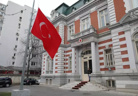 Ambasada Turciei la București a deschis o carte de condoleanțe pentru victimele cutremurului
