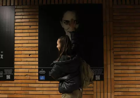„Aici sunt eu”. Imagini tulburătoare la metrou cu expoziția de portrete ale supraviețuitorilor abuzurilor din orfelinate