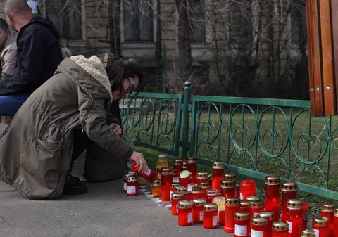 Lumânări pentru Mihai Șora „la girafă”, în fața Muzeului Antipa din București. „Pentru noi rămâneți nemuritor”