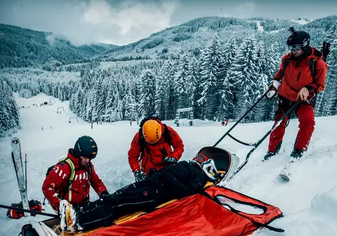 Salvamont România a salvat 73 de persoane, dintre care 28 au fost transportate la spital, în ultimele 24 de ore