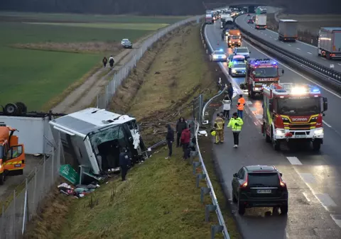 Autocar cu români răsturnat în Slovenia. Trei români au murit și alți patru au fost răniți