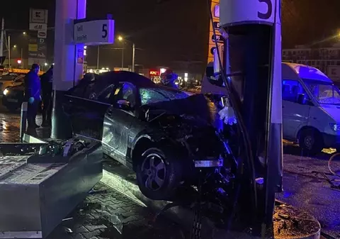 O șoferiță băută a intrat direct în pompa de benzină și a smuls-o de la locul ei, la Bistrița