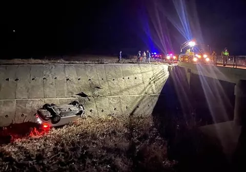 Mașina a sunat la 112, după ce doi tineri de 19 ani au zburat 30 de metri cu o Skoda abia cumpărată și s-au răsturnat într-un râu, în Botoșani