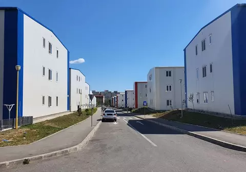 Mai mulți oameni care locuiesc într-un campus social din Constanța au ieşit din case de teama cutremurului