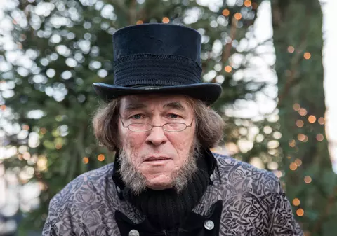 Cine a fost Charles Dickens