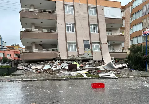 De ce sunt mai vulnerabile la cutremur clădirile cu magazine la parter? Un inginer român explică la ce trebuie să fim atenți într-un apartament