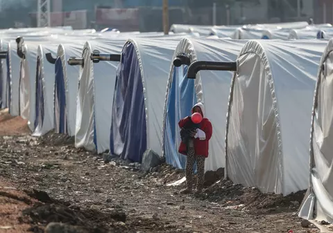 Cea mai mare organizaţie de caritate a Turciei, criticată pentru că nu a donat, ci a vândut corturi pentru oamenii rămași fără adăpost după seisme