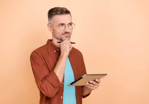 Cum se scrie corect: a da sfoară în țară sau a da sfară în țară