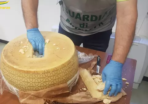 Brânză de 20 de milioane de euro. Zeci de kilograme de cocaină ascunse de traficanții de droguri în roți de parmezan, în Italia