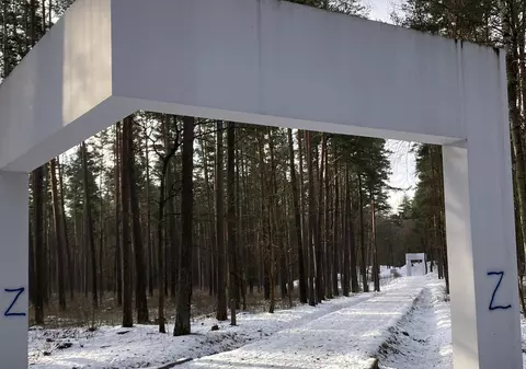 Persoane necunoscute au vandalizat Memorialul Holocaustului de la Riga. 35.000 de oameni au murit în pădurea Bikernieki