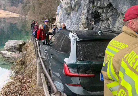 Un șofer de 77 de ani rămas blocat cu mașina pe o potecă montană, în Austria, salvat de pompieri: „Așa m-a dus GPS-ul”