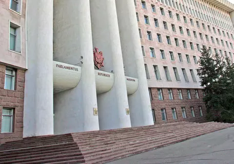 Proiect: Sintagma „limba moldovenească”, înlocuită cu „limba română” în Constituţia Republicii Moldova