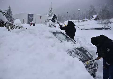 Cod roşu de ninsoare şi vânt puternic, duminică seara. Ce zonă e vizată