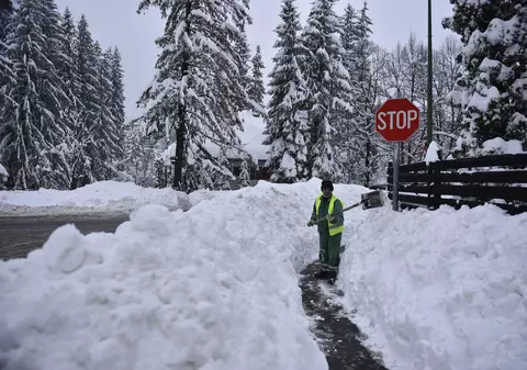 Cod portocaliu şi cod galben de ninsori şi viscol în mai multe zone ale României