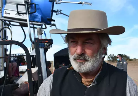 Un nou raport pune sub semnul întrebării versiunea lui Alec Baldwin despre împușcătura mortală de pe platoul filmului „Rust”