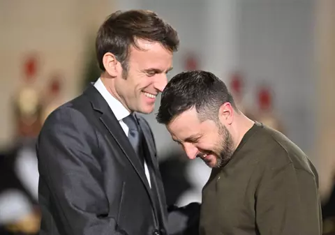 Decorat cu Marea Cruce a Legiunii de Onoare, președintele Zelenski rămâne reperul moral al lumii occidentale. Bilanțul unui an de război al Rusiei contra Ucrainei