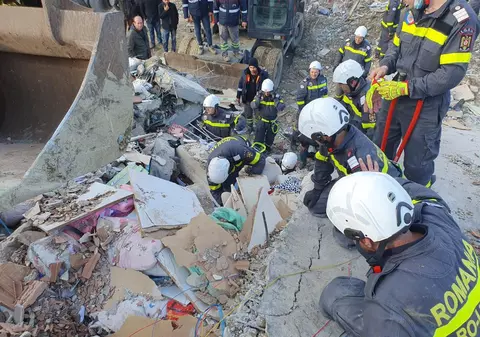 Pașii unei operațiuni a pompierilor după cutremur. Când se oprește misiunea de căutare-salvare