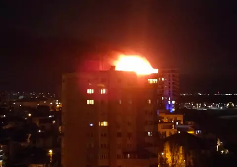 Incendiu puternic la mansarda unui bloc din Constanța. 40 de persoane au fost evacuate de pompieri