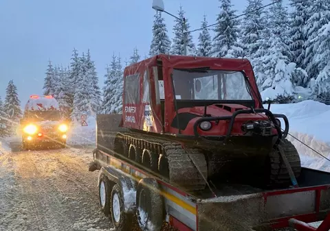 30 de persoane blocate în zăpadă în staţiunea Păltiniş, evacuate de salvamontişti