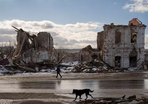 Război în Ucraina, ziua 365 | Atac asupra unui oraș din Harkov. Oameni prinși sub ruinele unei clădiri