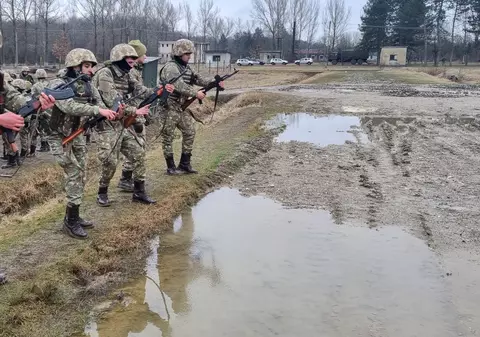 Sondaj: 58% dintre români nu sunt de acord cu reintroducerea serviciului militar obligatoriu. Câți au încredere că NATO va apăra România în caz de atac