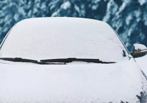 Ce nu e bine să lași în mașină în nopțile geroase