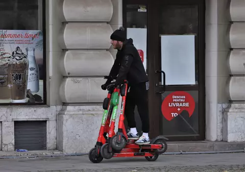 Conducătorii de trotinete electrice pot fi sancționați dacă încalcă normele rutiere. Ce prevede proiectul adoptat în Parlament