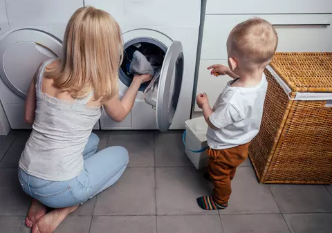 7 din 10 femei spun că sunt singurele responsabile cu treburile casnice, deși sunt și angajate cu normă întreagă