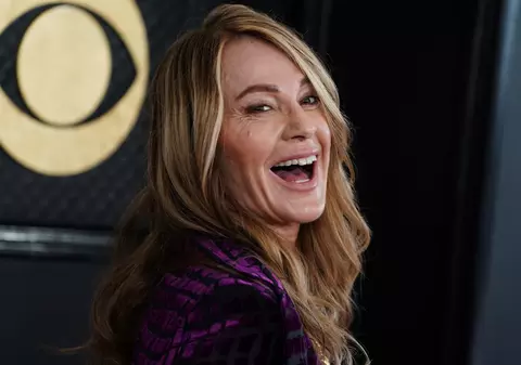 Cum a apărut Nadia Comăneci la Premiile Grammy 2023. Românca s-a pozat pe covorul roșu cu un actor din serialul „Wednesday”