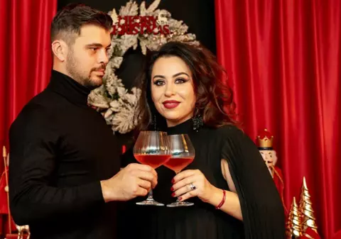 Ce mesaj a primit Oana Roman de la Marius Elisei. Vedeta a răbufnit: „Îmi dă și el termene, drăguțul de el”