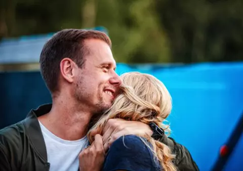 ­­­Cum arată soția lui Armin van Buuren. Poveștile de dragoste ale celor mai cunoscuți artiști și DJ-i de la UNTOLD și Neversea