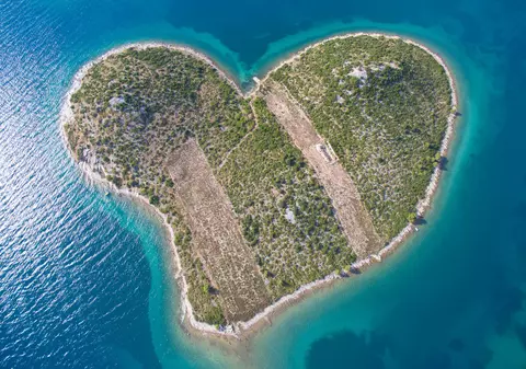 O parte dintr-o insulă în formă de inimă din Croația este scoasă la vânzare. Cât costă să locuiești pe „Insula Iubirii”