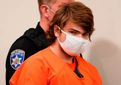 Bărbatul care a ucis 10 persoane într-un atac rasist în Buffalo, condamnat la închisoare pe viață. O rudă a sărit să-l bată înainte de sentință