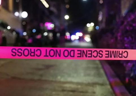 Un jurnalist american care relata despre comiterea unei crime, ucis de suspectul întors la locul faptei. Bărbatul a împușcat mortal și o fetiță de 9 ani