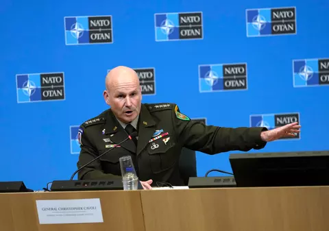 Comandantul trupelor NATO din Europa susține că avioanele F-16 și rachetele cu rază mai lungă de acțiune ar putea ajuta Ucraina să învingă Rusia