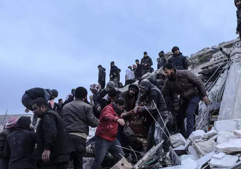 Lacrimile unui tată din Siria care și-a pierdut copilul în urma cutremurului: „Inima mea sângerează. Aș fi vrut să fi murit în locul lui”